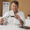 Optemetrist viser OrCam MyEye og brille