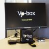 Billede af Vo-box opsætningn og Vo-box logo i skærm