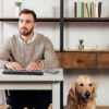 Billede af mand og hund ved skrivebord som sidder og læser på Brailliant BI 40X