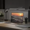 Billede af DASUNG LED Skærmlampe placeret over en bærbar computer på et skrivebord