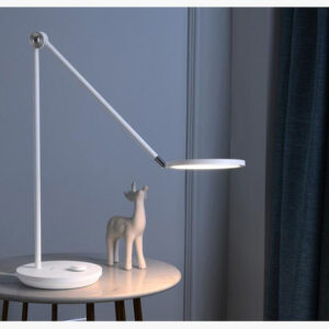 Billede af DASUNG LED Skrivebordslampe placeret på et bord med lyskilden sænket