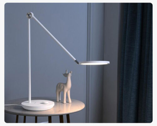 Billede af DASUNG LED Skrivebordslampe placeret på et bord med lyskilden sænket