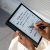 Billede af Note Air 2 Plus E Ink Tablet Som kvinde tager noter på